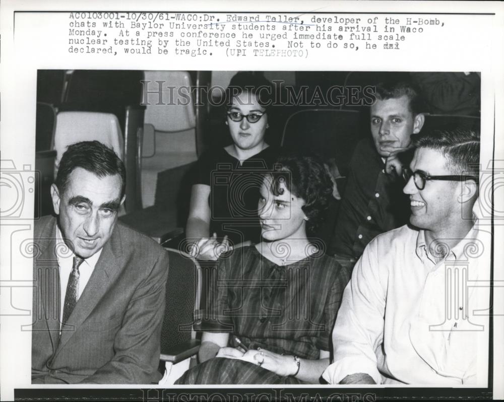 1961 Press Photo Dr. Edward Teller Chats with Baylor University Students - Historic Images