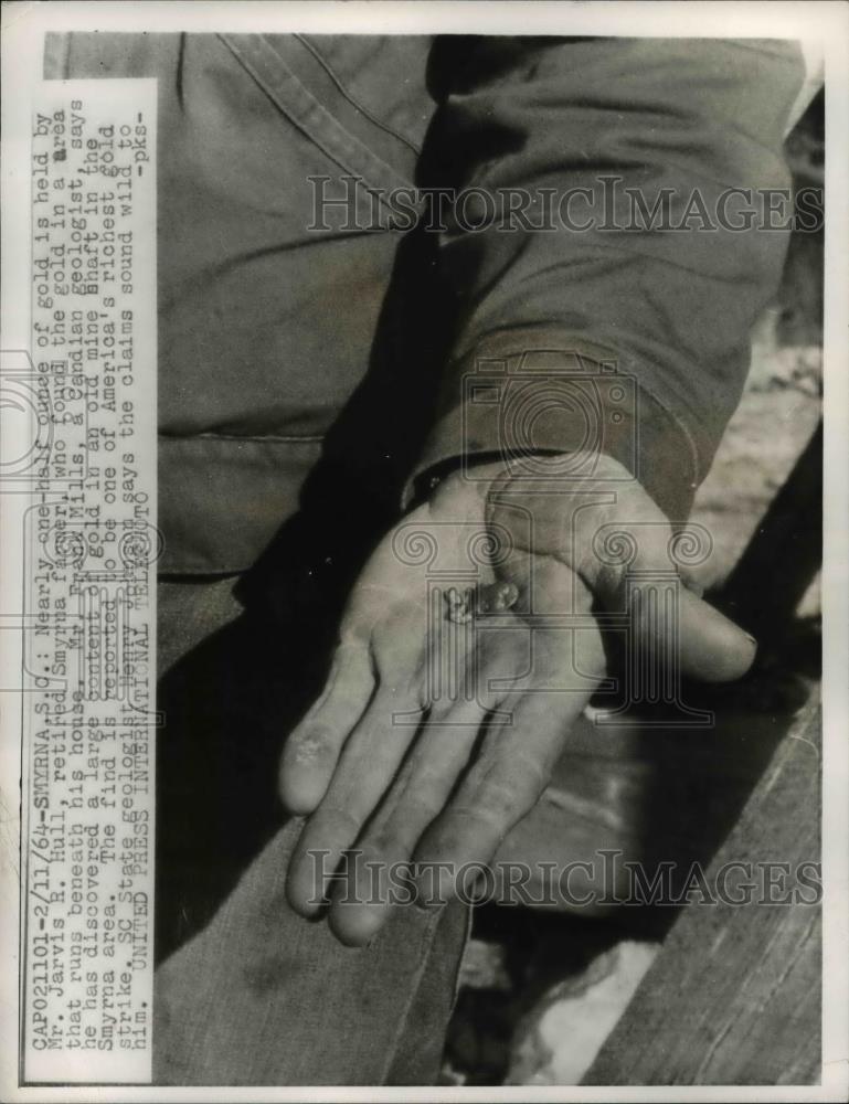 1964 Press Photo Jarvis R. Hull Holds Half-Ounce Gold Nugget, South Carolina - Historic Images