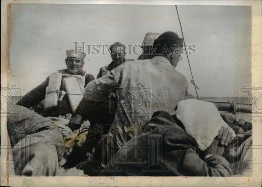 1942 Press Photo Ship survivors drift a 13 days ordeal - Historic Images