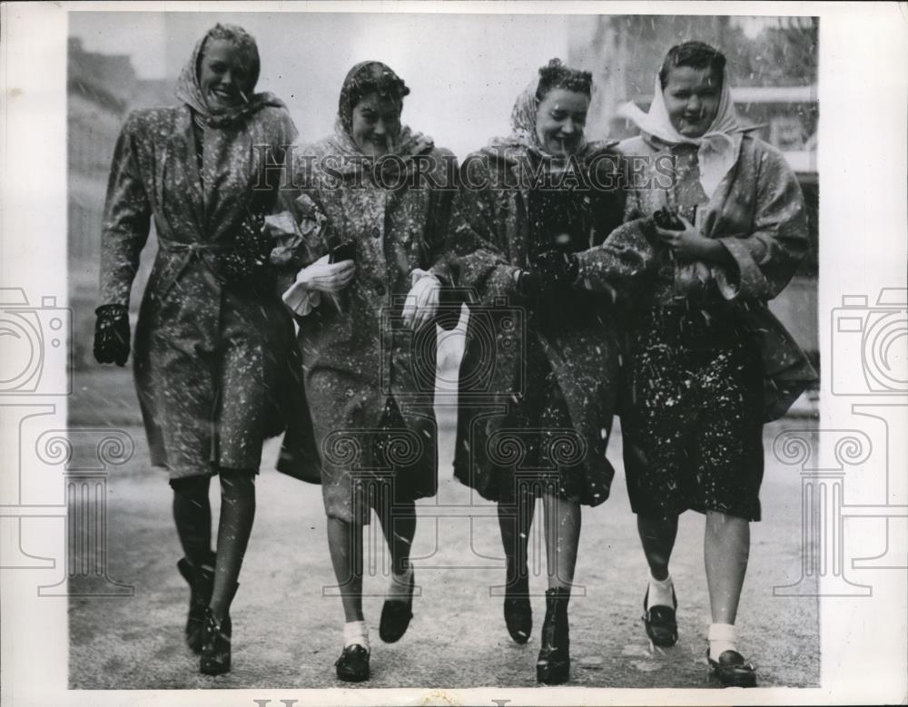 1947 Press Photo 1st snow flakes in these 4 Minneapolis girls - Historic Images