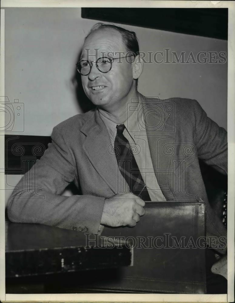 1941 Press Photo LE Riley Suing Los ANgeles Escrow Company - Historic Images