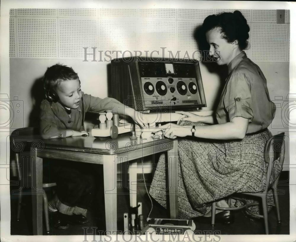 1957 Press Photo Film &quot;Reach Into Silence&quot; about hearing correction, Chicago Il. - Historic Images