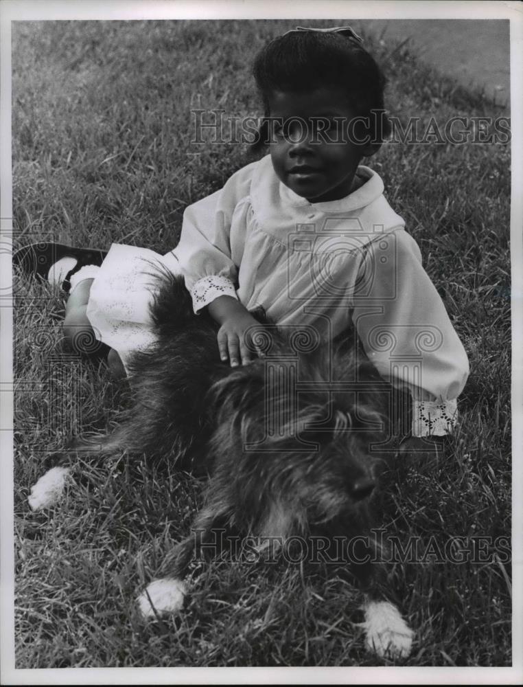 1967 Press Photo Brett Ann Bryson age 3 &amp; her dog in Cleveland Ohio - Historic Images