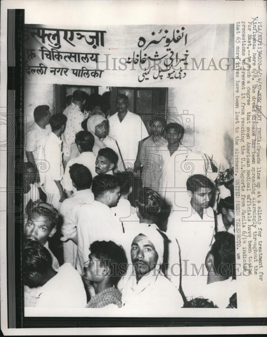 1957 Press Photo New Dehli, India Crowds line up at clinic for Treatment of Flu - Historic Images