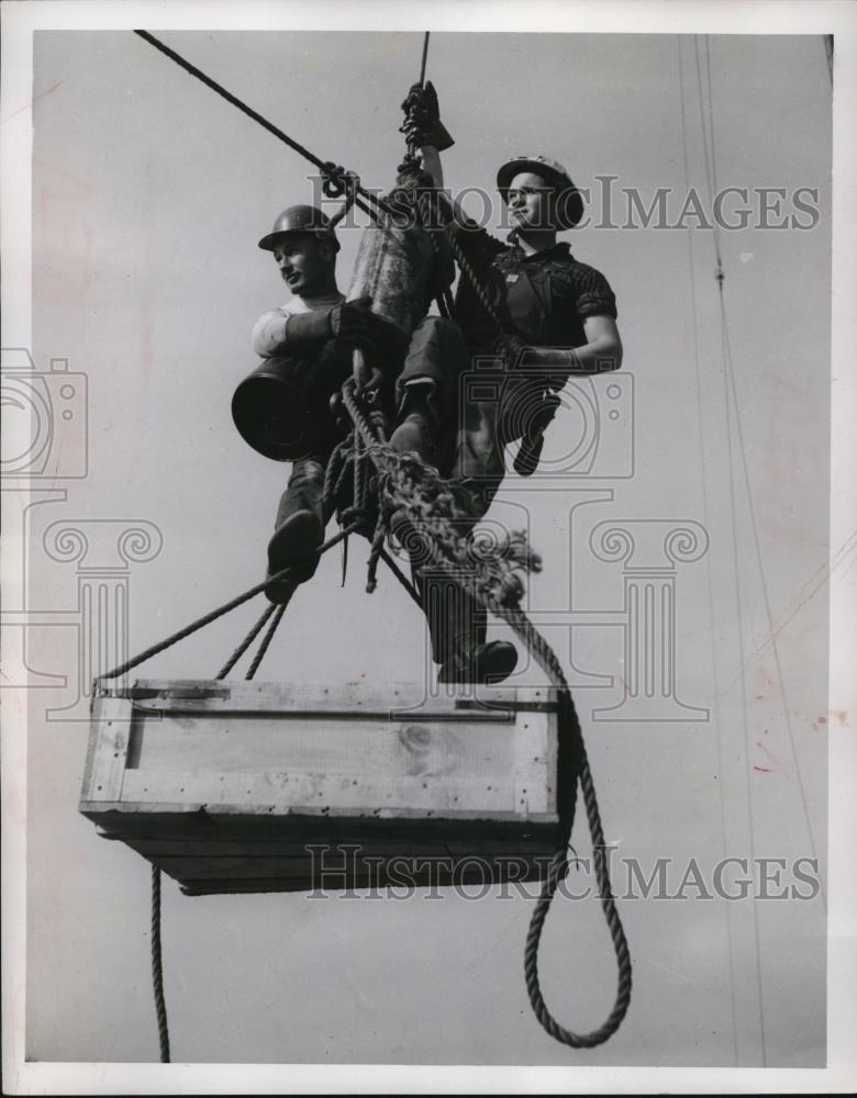 1953 Press Photo James R. Beal and Neal Van Uum in Air on Platform - Historic Images