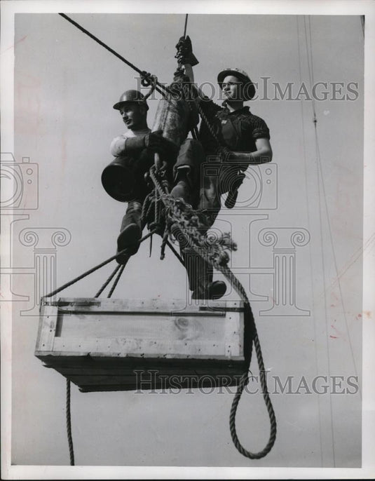 1953 Press Photo James R. Beal and Neal Van Uum in Air on Platform - Historic Images