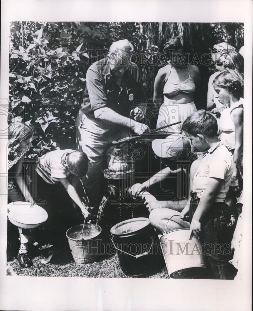 1953 Press Photo Fire Chief Carl Ladendorf, Residents Fill Buckets Fire Hydrant - Historic Images