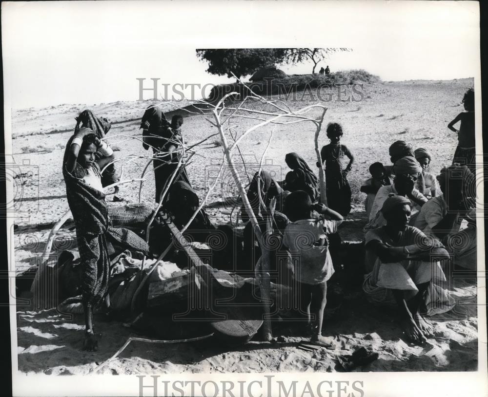 1968 Press Photo Warriors at Campsite in Dhoondhra Rajasthan India - Historic Images