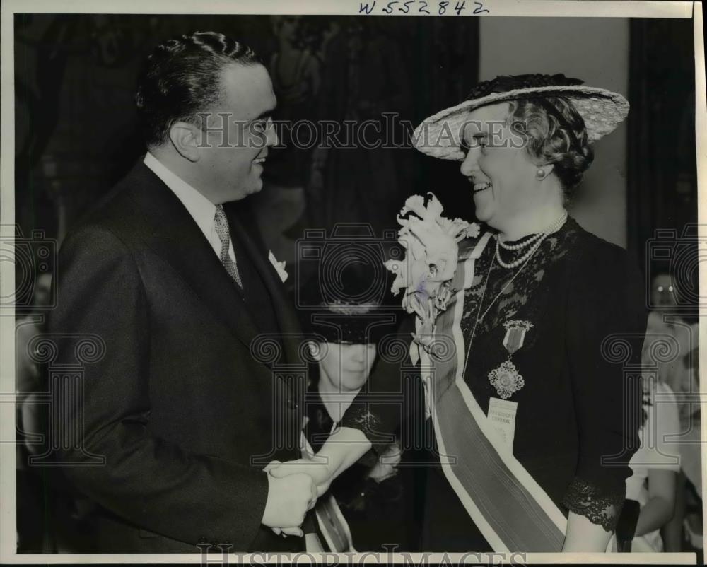 1940 Press Photo J. Edgar Hoover Shakes Hands with Mrs. Henry M. Robert Jr. - Historic Images