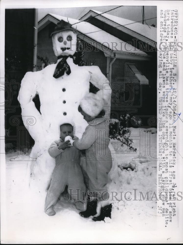 1956 Press Photo Babies on their first bite of snow in Greenville - Historic Images