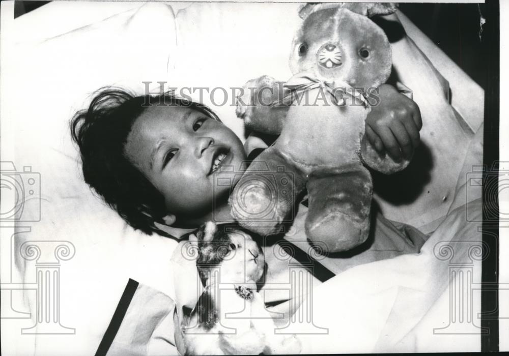 1958 Press Photo Mabel Chin recovering from Surgery plays with Stuffed Teddy - Historic Images