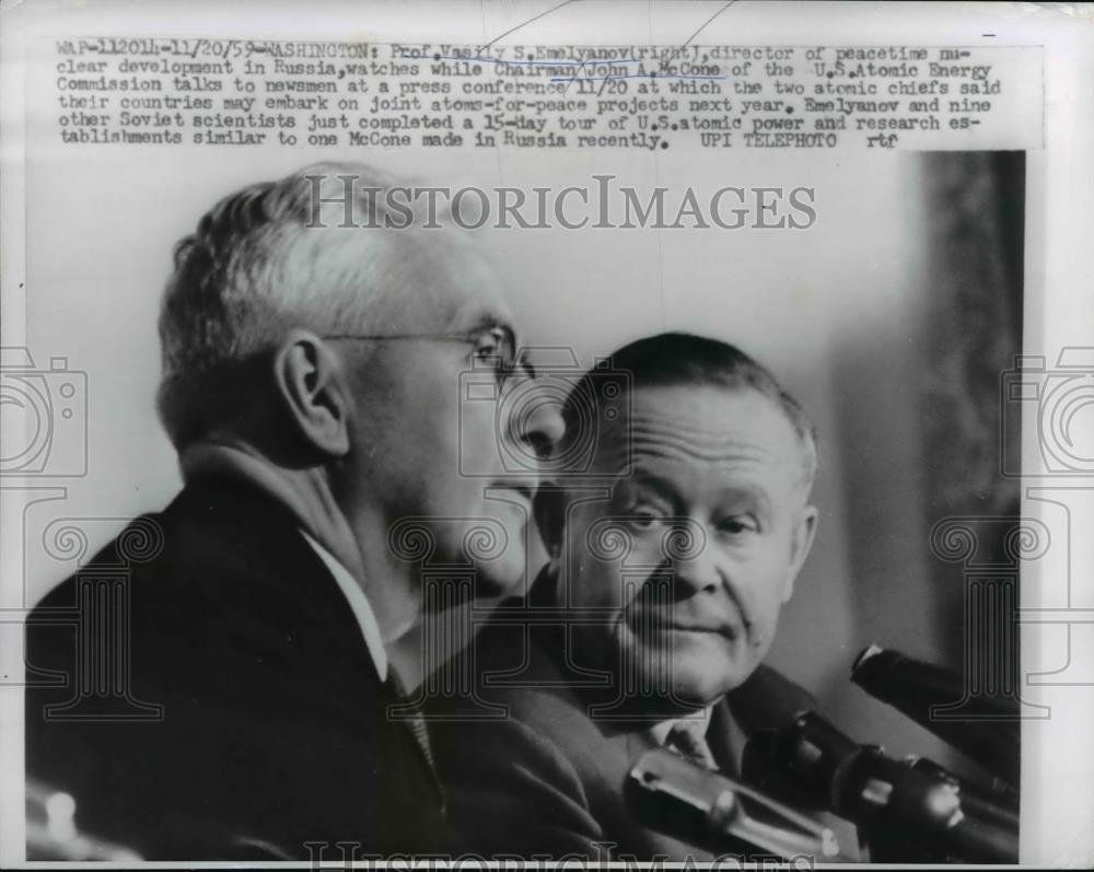 1959 Press Photo Vasily S Emelyanov watches John A McCone talk to newsmen - Historic Images