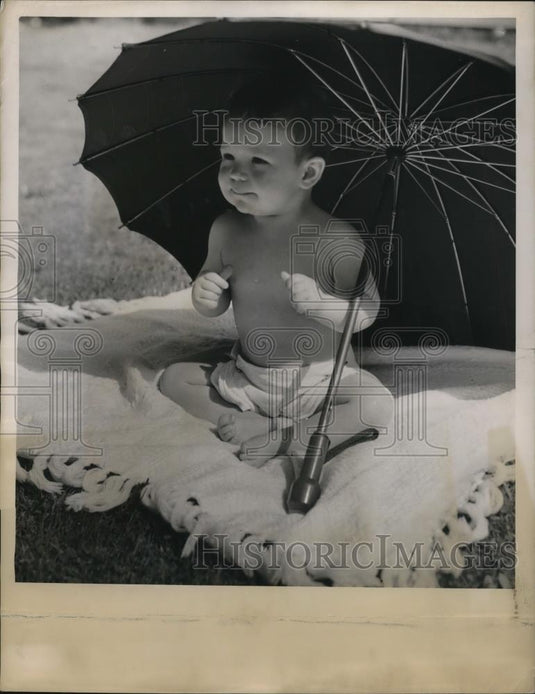 1949 Press Photo Baby Norene at the beach for the first summer of her life. - Historic Images