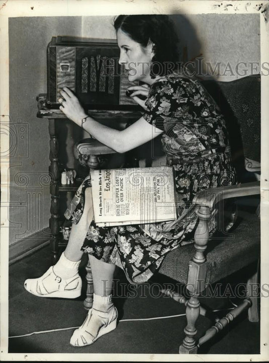 1938 Press Photo Mrs. Ruth Parker waits by Radio for news of her husband - Historic Images