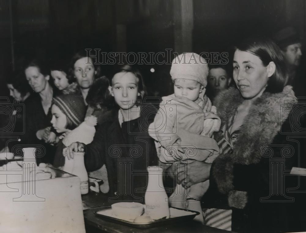 1937 Press Photo Ohio River Flood Refugees in Lawrenceburg, Indiana - Historic Images