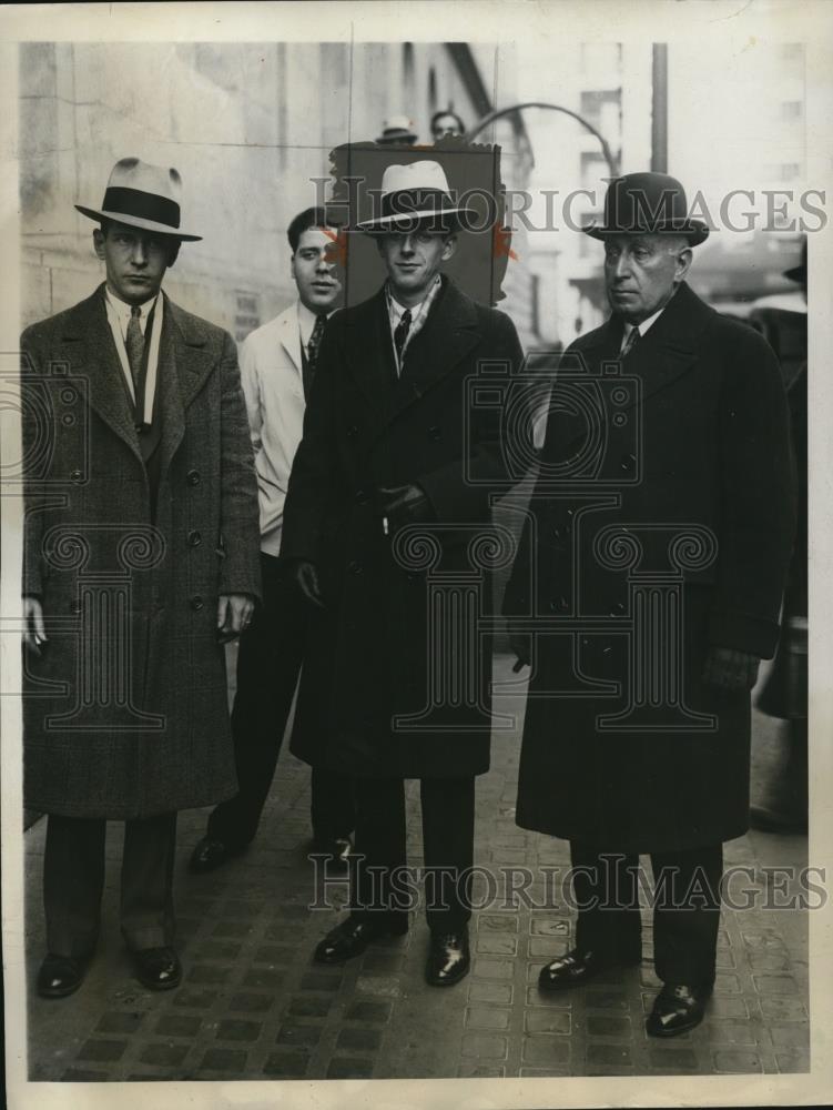 1931 Press Photo Charles Pierce Charged with Theft &amp; 2 Detectives - Historic Images