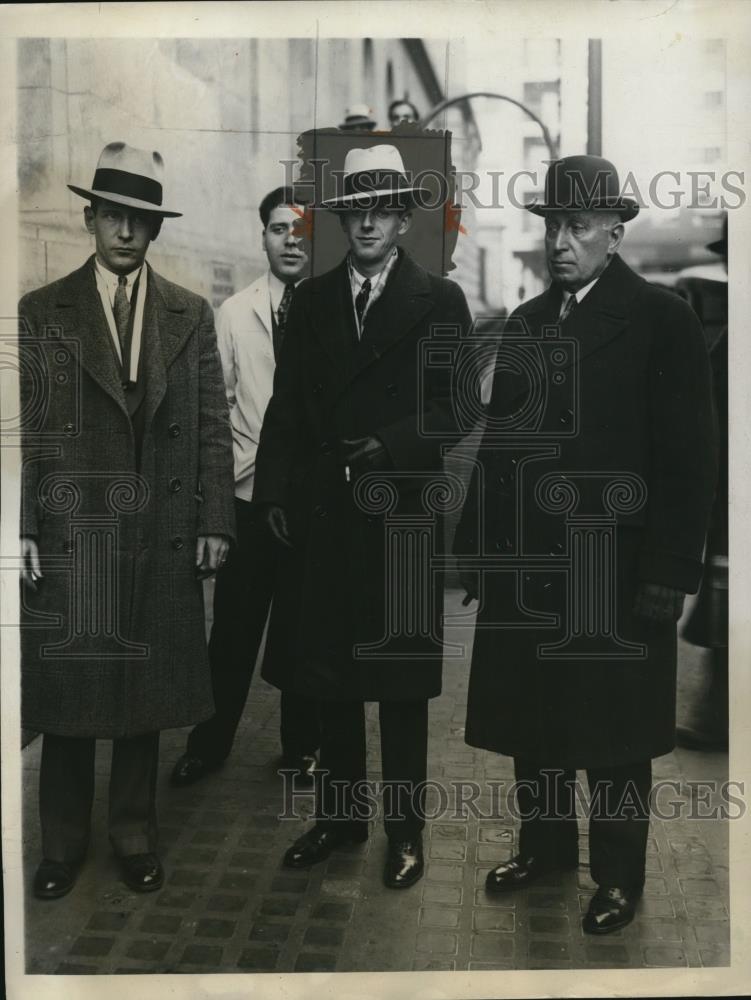 1931 Press Photo Charles Pierce Charged with Theft & 2 Detectives - Historic Images