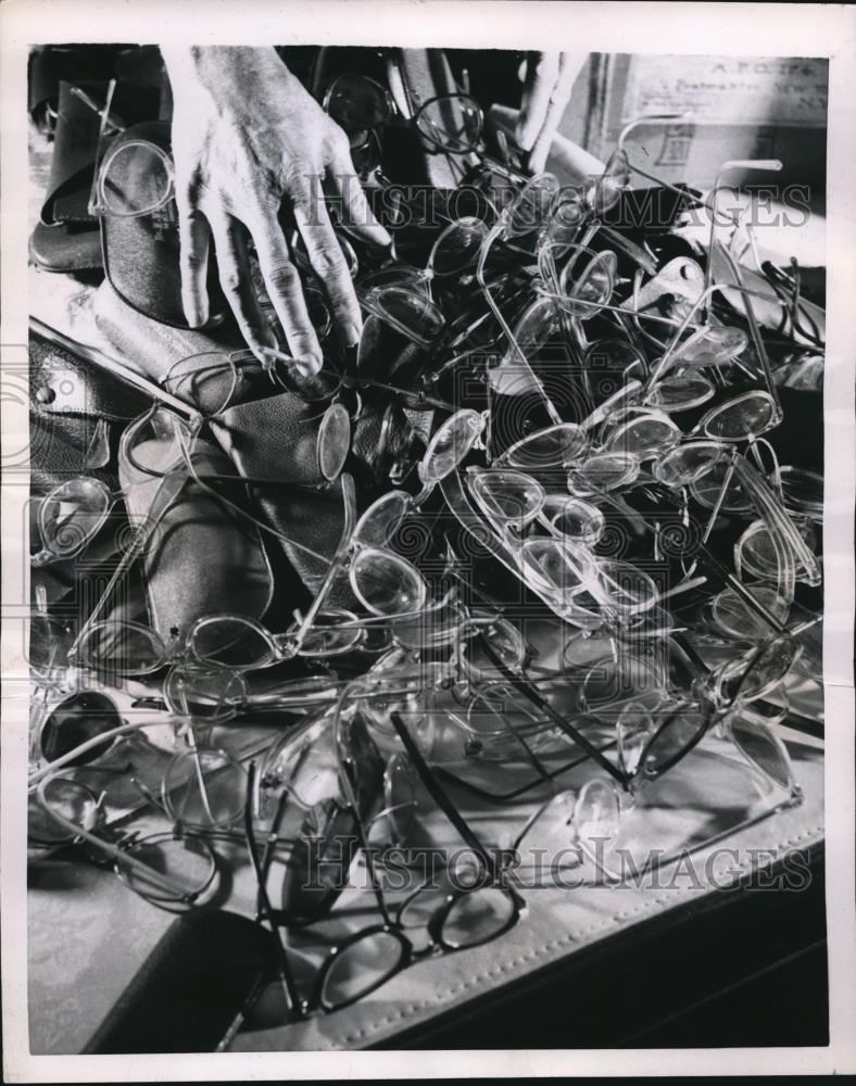 1952 Press Photo Unwanted Eyeglasses Collected by Clyde Lewis Ships Overseas - Historic Images