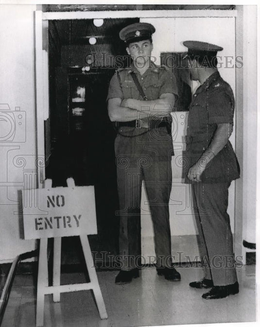 1968 Press Photo Cape Town South Africa police at Groot S Hospital - Historic Images