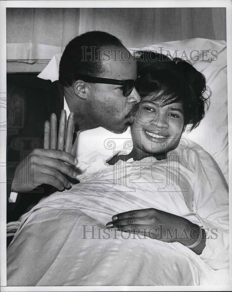 1967 Press Photo NYC Lionel Harris & wife Holdarene after quintuplet birth - Historic Images