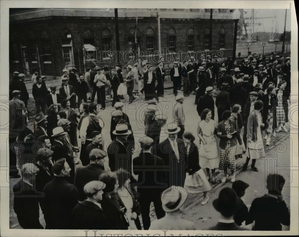 1935 Press Photo Toledo Edison Company Workers on Strike Paralyze Electric Servi - Historic Images