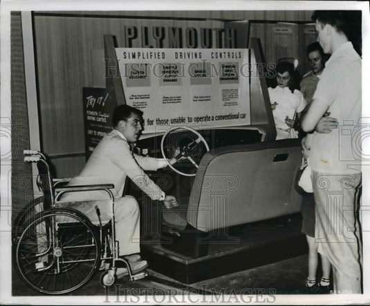 1953 Press Photo R,F.Fournier explains to people how Flymouth driving simplified - Historic Images