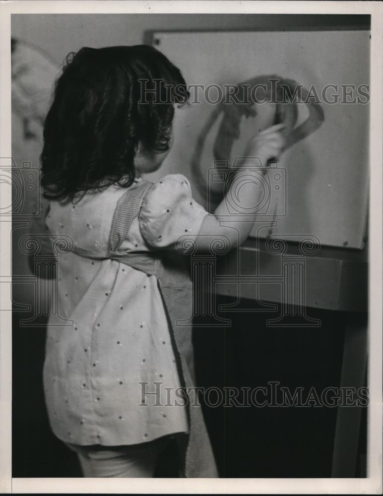 Press Photo Yvonne Dionne Quintuplet Painting - Historic Images