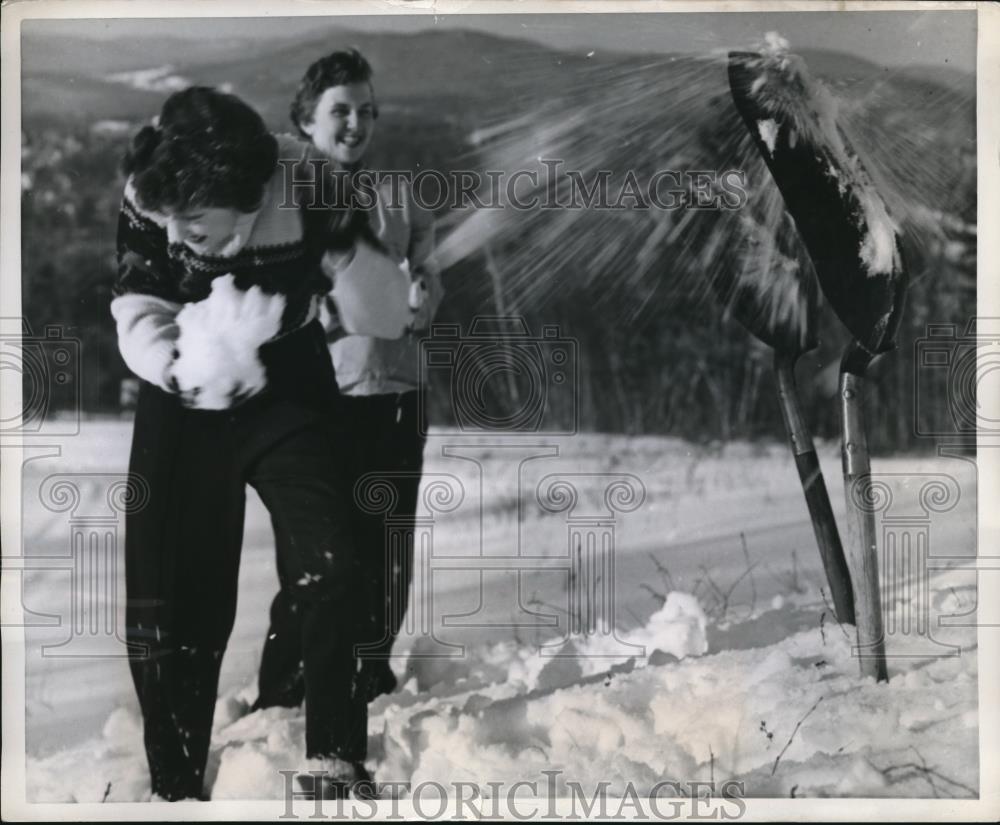 1957 Press Photo Girls in snowball fight - Historic Images