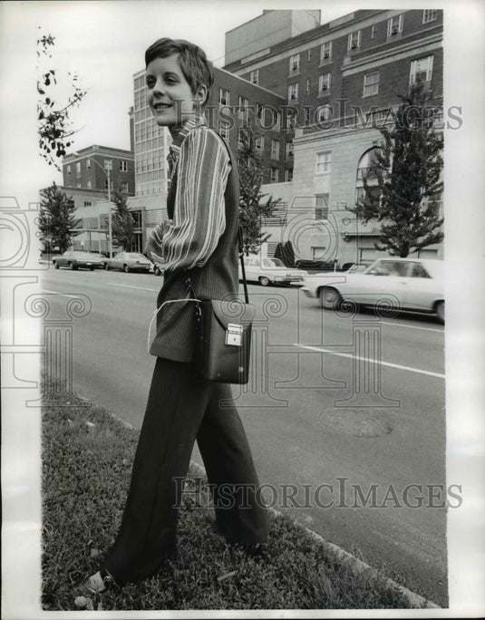 1970 Press Photo Patient Margaret Leaders wears Tiny Electrodes on Chest - Historic Images