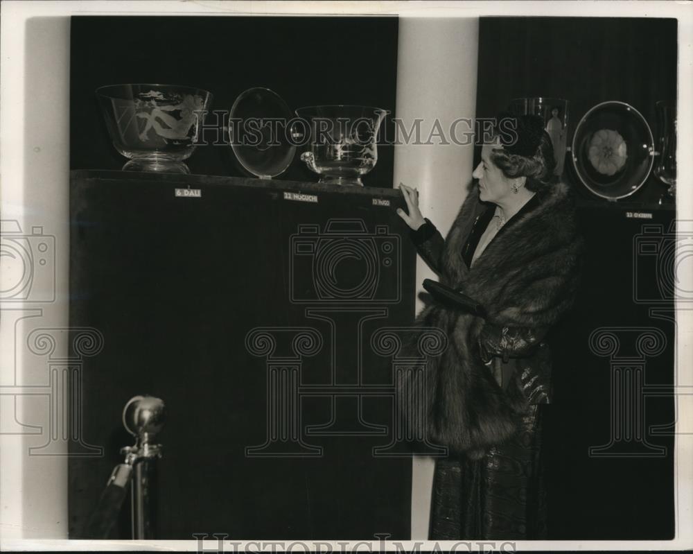 Press Photo Mrs. Harold Brooks Looks at Museum Glassware Exhibit - Historic Images