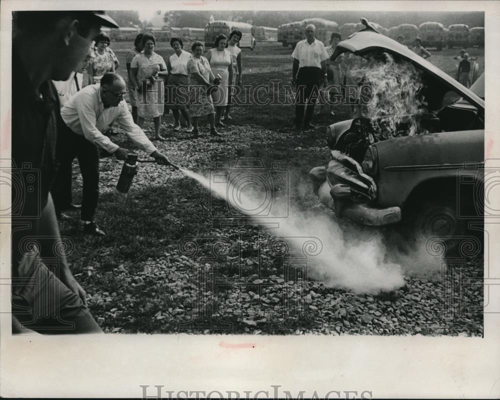 1966 Press Photo Bus Driver Jim Berube Sprays Car with Fire Extinguisher - Historic Images