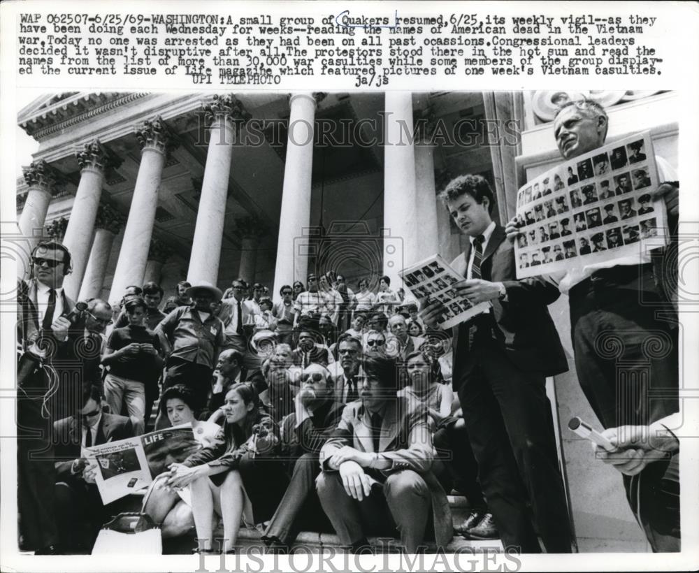 1969 Press Photo a group of Quakers in protest to the Vietnam war. - Historic Images