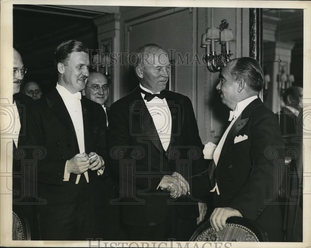 1934 Press Photo of Cpt. Fried being celebrated by marine association. - Historic Images