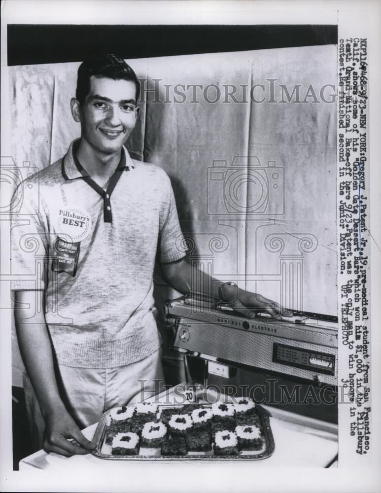 1958 Press Photo Gregory J. Patent,shows some Golden Gate dessert made by him - Historic Images