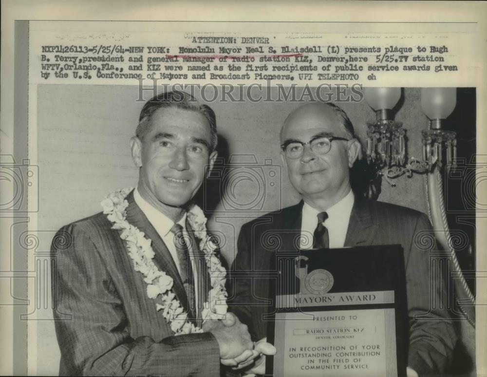 1964 Press Photo Neal S Balisdell presents Mayors plaque to Hugh B Terry NY - Historic Images