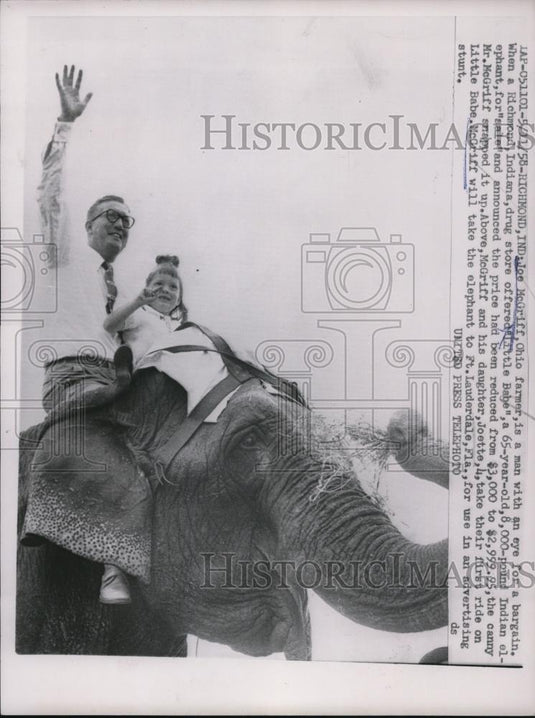 1958 Press Photo Joe McGriff, Ohio farmer, with Little Babe, his Indian elephant - Historic Images