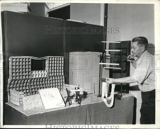 1941 Press Photo William Vandrasek Raises Silk from Silkworms at Home in Chicago - Historic Images