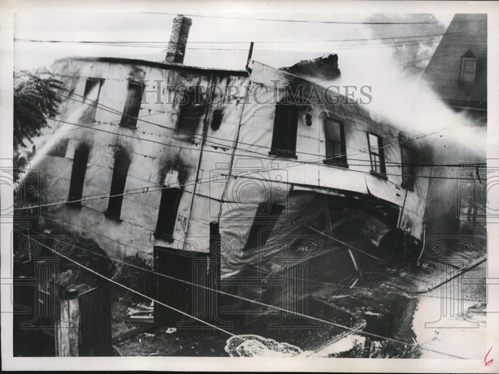 1951 Press Photo Warehouse Collapsing / Leaning After Fire Chelsea Massachusetts - Historic Images