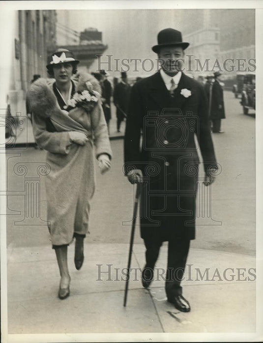1933 Press Photo Mr. and Mrs. George Post, Jr Promenading - Historic Images