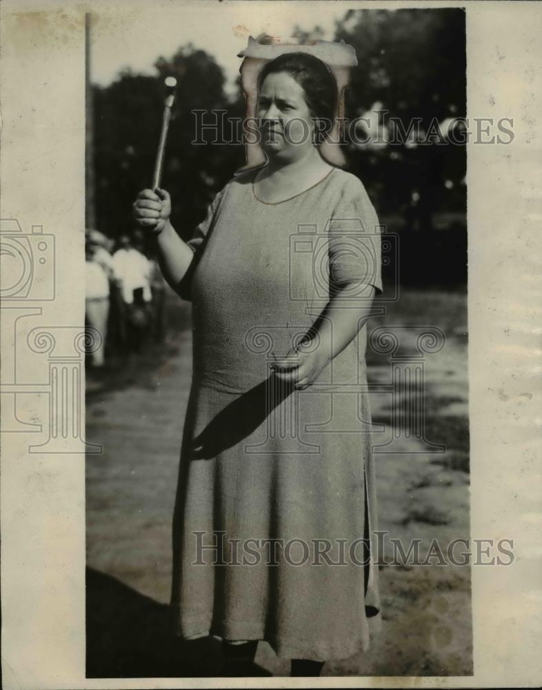 1926 Press Photo Lawrence Kansas Mrs ST Barnsdell in Ladies Nail Driving contest - Historic Images