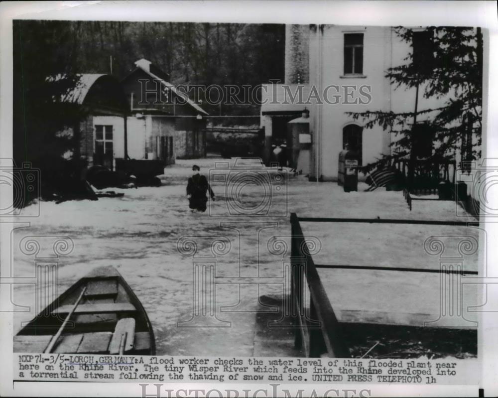 1956 Press Photo Lorch Germany man wades thru spring flood waters - Historic Images