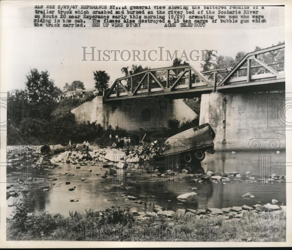 1947 Press Photo Truck Crash Wreckage, Scoharie River Bridge, New York - Historic Images