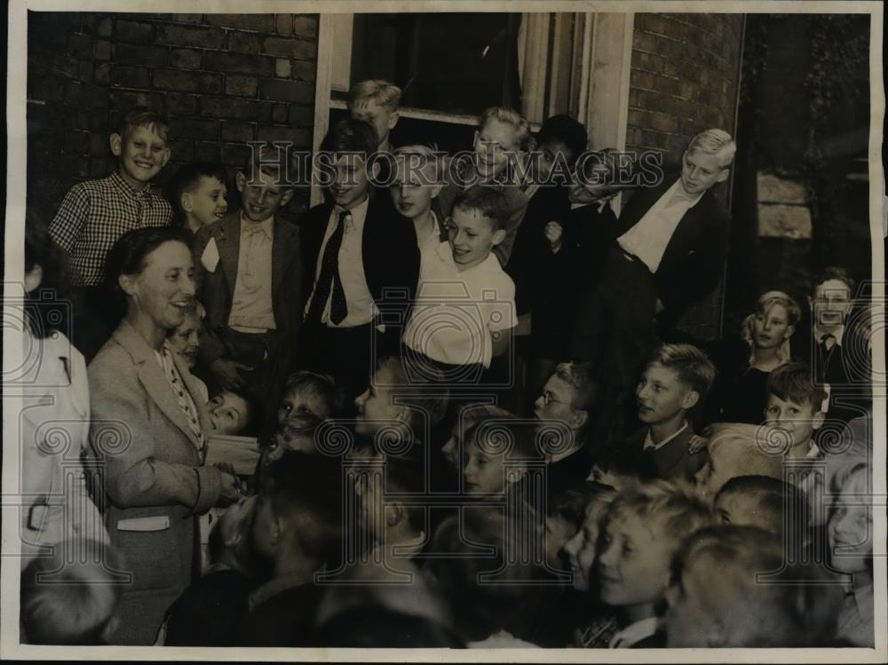 1945 Press Photo Dutch children arrive England for Foster Parents Plan War ki - Historic Images