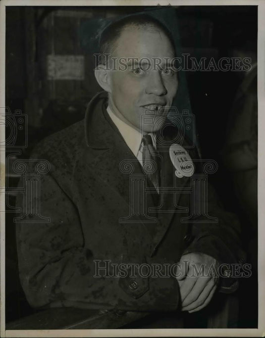 1937 Press Photo Laurence Simpson union striker - Historic Images