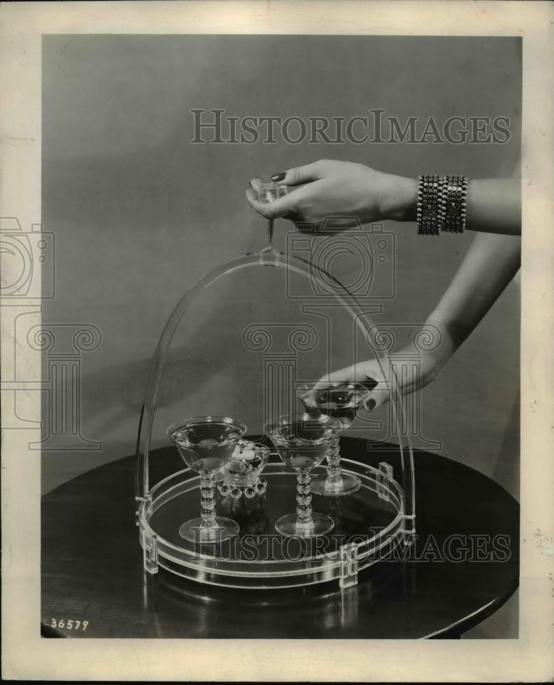 1946 Press Photo Swinging tray for glasses to be carried without spills - Historic Images