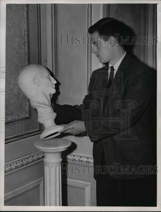 1958 Press Photo John Prescott & a bust at Halle Bros - Historic Images
