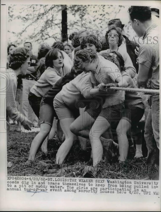 1962 Press Photo Washington University coeds participates in a tug-of-war - Historic Images