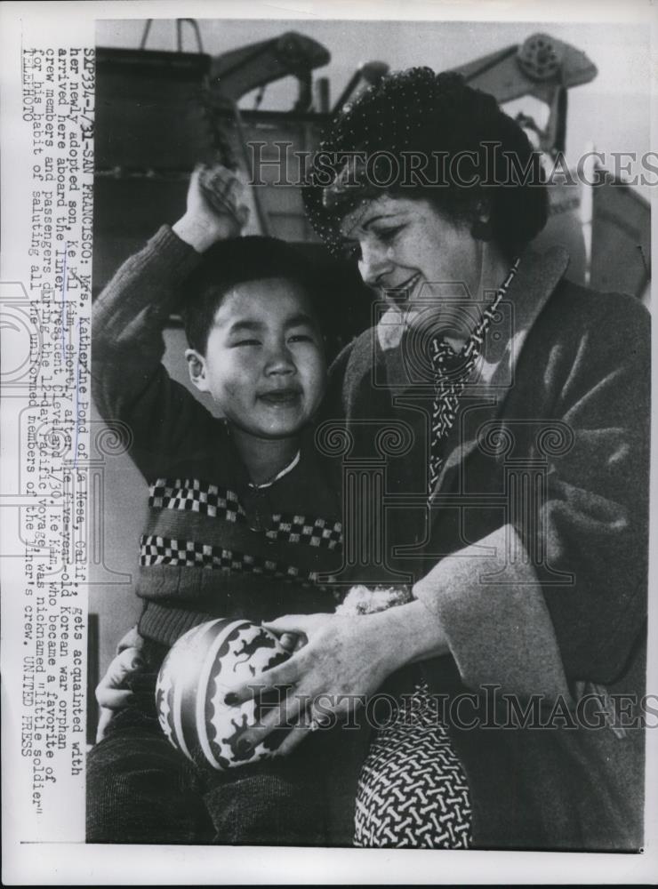 1954 Press Photo Mrs.Katherine Pond with her adopted son, Ke Pil Kim - Historic Images