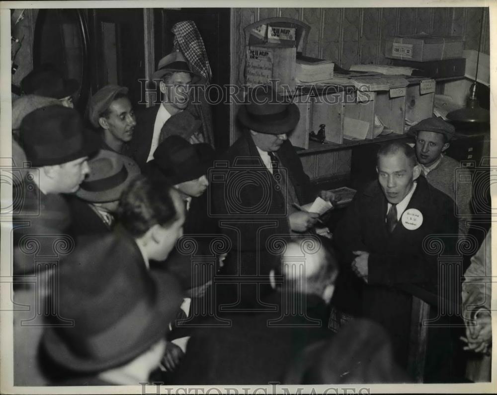 1937 Press Photo L B Simpson Interviewed at Strike Headquarters - Historic Images