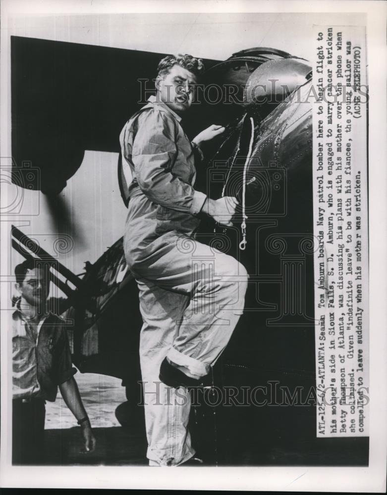 1951 Press Photo Seaman Tom Amburn seen boarding the Navy patrol bomber - Historic Images